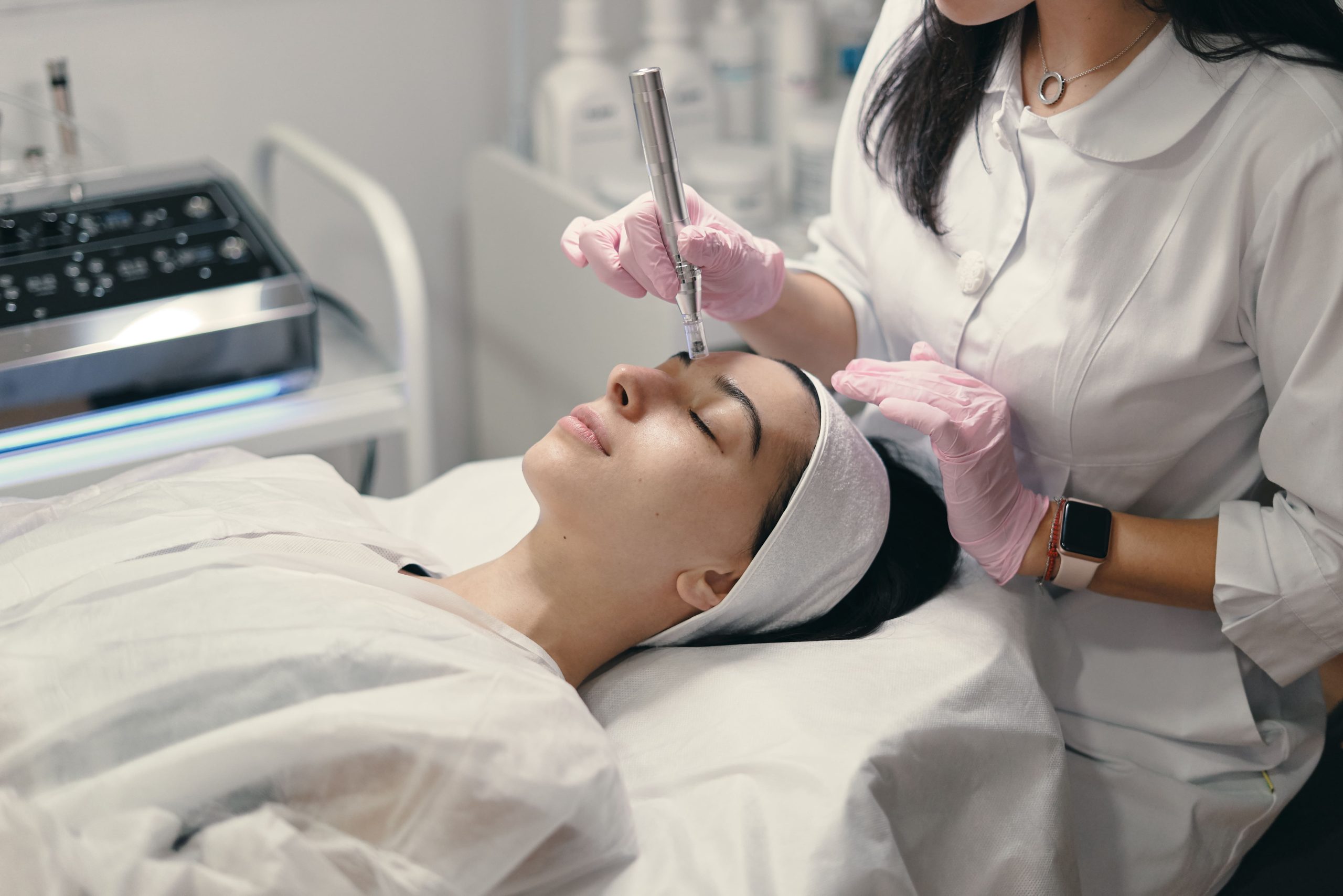 How Hydrafacial Can Give Your Skin the Most Satisfying and Pain-Free Spring Clean